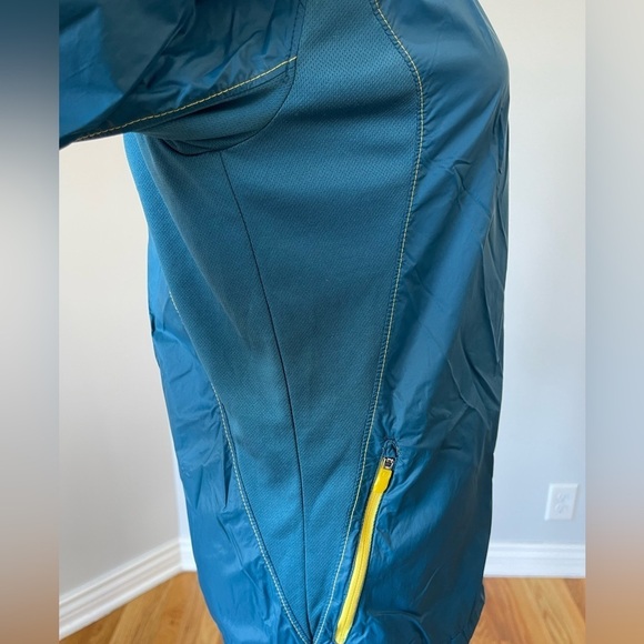 Merrell Size Small zippered up the front Wind Breaker jacket teal outdoor rain - Picture 14 of 16